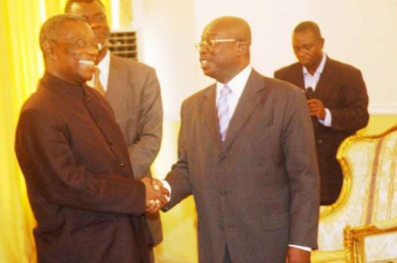 dsc 3211 president mills (left) in a handshake with mr oteng -gyasi,president of agi .